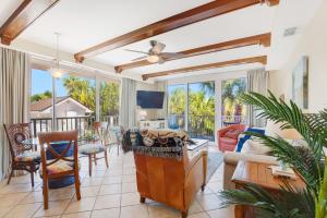 una sala de estar con un sofá y una mesa en Beachfront Condo w Ocean Views and Pool, en Tybee Island