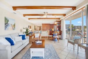 una sala de estar con un sofá y una mesa en Beachfront Condo w Ocean Views and Pool, en Tybee Island