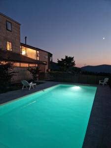 basen przed domem w nocy w obiekcie HOTEL PIORNEDO w mieście Lugo +37 zdjęć
