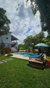 Bazén v ubytování Vila Axé Casa Amarela Guaratiba nebo v jeho okolí