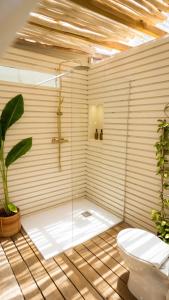 un bagno con doccia in vetro e WC di Mini Villa ATIKA Luxe Tropical pour Deux a Ducos