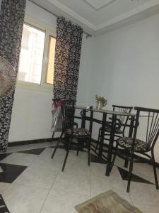 ein Esszimmer mit Tisch und Stühlen in der Unterkunft شقه مفروشة علي البحر عائلات فقط in Alexandria