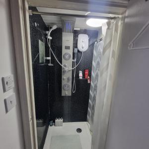 Entire-2 Bedroom Apartment with Driveway,1Free Parking في نوتينغهام: حمام صغير مع دش مع مرحاض +22 صورة