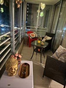 YecoAcogedor Dpto Algarrobo Norte Home Office Wifi Piscinas Hidromasaje的阳台的小阳台配有桌椅