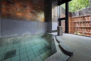 Sundlaugin á Marukyu Ryokan eða í nágrenninu