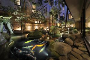 Garður fyrir utan Marukyu Ryokan