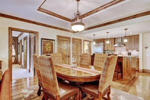 ベールにあるLuxury Ski-In, Ski-Out 1 Bedroom Residence In Lionshead Village At Vail Squareのダイニングルーム、キッチン(テーブル、椅子付)