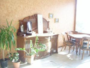 cocina con mesa, sillas y cafetera en LeonessAffittacamere en Leonessa