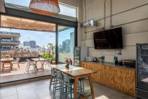 a kitchen with a table and chairs and a balcony at Triver Coliving in Mexico City
