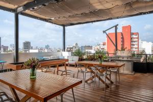 Un patio en la azotea con mesas y parrilla. en Triver Coliving, en Ciudad de México 48 fotos más