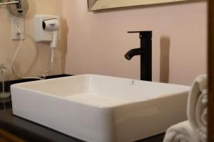 Et badeværelse på Infinity Suites Habitación Triple 211