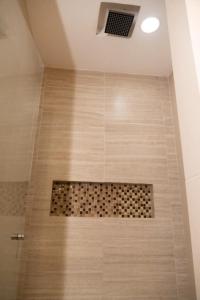 Et badeværelse på Infinity Suites Habitación Triple 211