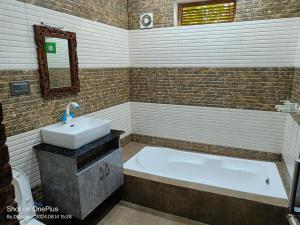Un baño de Good Vibes Hotel
