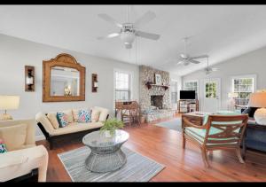 Χώρος καθιστικού στο Nautical Watch 4BR 3Bath Family Beach Home