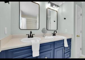 Ένα μπάνιο στο Nautical Watch 4BR 3Bath Family Beach Home +46 φωτογραφίες