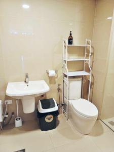 セブシティにあるLuxury 2-BR, 2 Baths Condo at 38 Park Ave with Panoramic Viewのトイレと洗面台付きのバスルーム