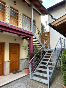 Το κτήριο όπου στεγάζεται  το διαμέρισμα