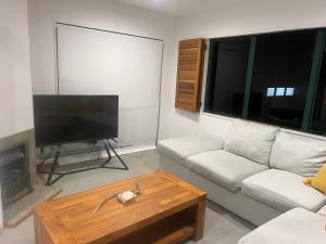 TV a/nebo společenská místnost v ubytování Private room by the beach