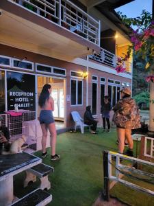 eine Gruppe von Menschen, die vor einem Gebäude stehen in der Unterkunft Tamara Resort Motel in Tioman Island