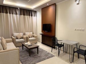 een woonkamer met een bank en een tv bij نزل ارام النفل Nozol Aram 4 in Riyad