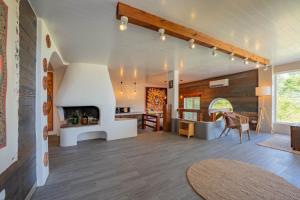 Μια τηλεόραση ή/και κέντρο ψυχαγωγίας στο Flores Garden Retreat