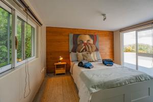 Ένα ή περισσότερα κρεβάτια σε δωμάτιο στο Flores Garden Retreat