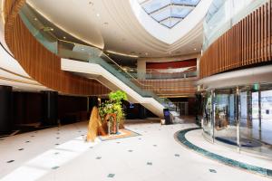 eine Lobby eines Gebäudes mit einer Treppe in der Unterkunft Hakata Excel Hotel Tokyu in Fukuoka