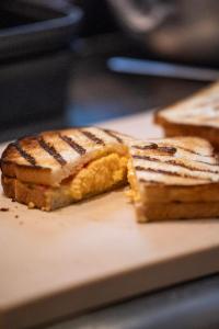 福岡市にある博多エクセルホテル東急の皿に座った食べ物二枚