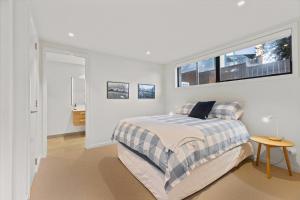 um quarto branco com uma cama e uma janela em Guest House with Mountain Views em Wanaka