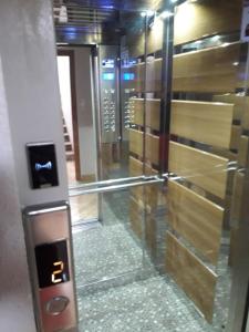 een lift in een gebouw met een glazen deur bij Le Joyau du Parc Tanger Vue Panoramique Parking Gratuit in Tanger