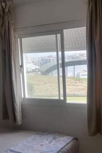Een bed of bedden in een kamer bij Le Joyau du Parc Tanger Vue Panoramique Parking Gratuit
