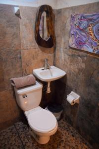 プエルト・エスコンディードにあるLa puntaSurfのトイレと洗面台付きのバスルーム