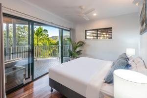 Кровать или кровати в номере Casuarina 18 Hamilton Island Ocean Views, Golf Buggy & transers +30 фотографий