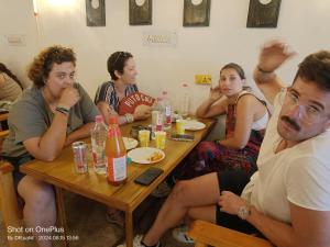 Clientes alojados en Good Vibes Hotel
