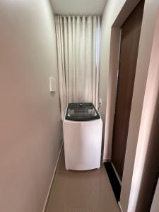 Un pequeño baño con inodoro en una habitación. en Villa Santiago II, en Manaus 4 fotos más