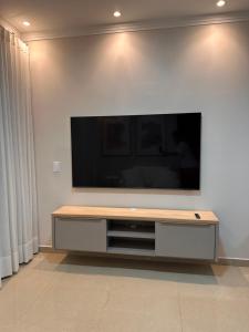 TV de pantalla plana en la parte superior de una pared en Villa Santiago II, en Manaus