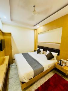 Postel nebo postele na pokoji v ubytování Hotel Bramhaputra Near New Delhi Railway Station