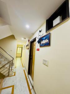 TV a/nebo společenská místnost v ubytování Hotel Bramhaputra Near New Delhi Railway Station