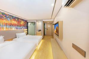 Voodi või voodid majutusasutuse Yimimi Apartment - Guangzhou 13th Line Yide Road Metro Station toas