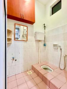 bagno con servizi igienici rosa in camera di Teddy House with Kids Corner at Bukit Indah Near Legoland and EcoBotanic a Johor Bahru