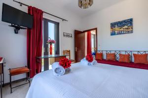 Postel nebo postele na pokoji v ubytování Pettas Apartments + 37 fotografií