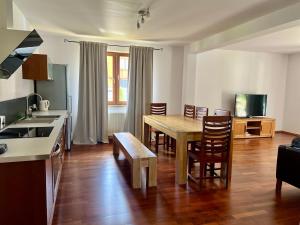 Kuchnia lub aneks kuchenny w obiekcie CYPRYS apartamenty dla rodzin z Dziećmi Władysławowo