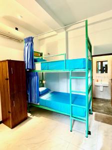 Postel nebo postele na pokoji v ubytování Downtown Hostels Mirissa