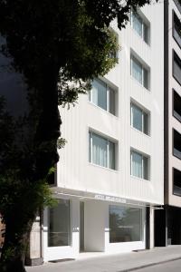 プロブディフにあるHotel Hello Plovdiv - Free Parking and Pet Friendlyの建物の正面の外観