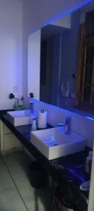 a bathroom with two sinks and a large mirror at Estupenda habitación privada deluxe in Buenos Aires