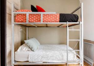 a bunk bed in a small room with a bunk bedscribed at Estupenda habitación privada deluxe in Buenos Aires