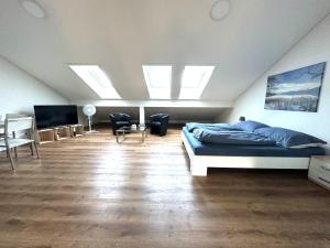 Posezení v ubytování Neue Einzimmer Dachwohnung