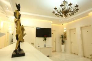 TV a/nebo společenská místnost v ubytování Royal Medis Hotel