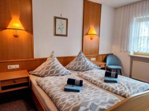Postel nebo postele na pokoji v ubytování Frühstücks-Pension Lichtenauer Hof