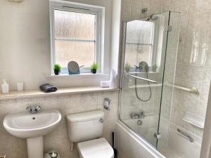 Koupelna v ubytování Outwith LEZ, central, free parking by Lains Lettings